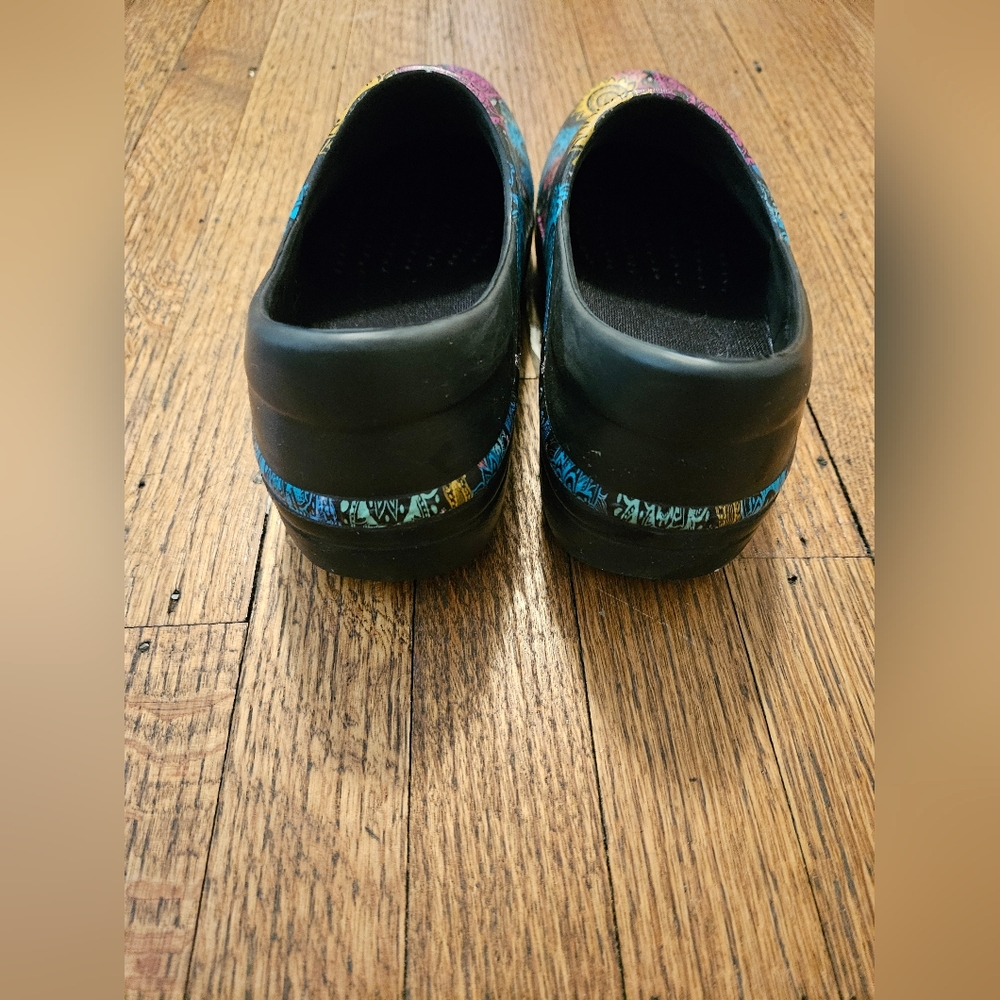 CROCS Women's Multicolor Patterned Clogs Sz 7 -Preloved- - Picture 6 of 8
